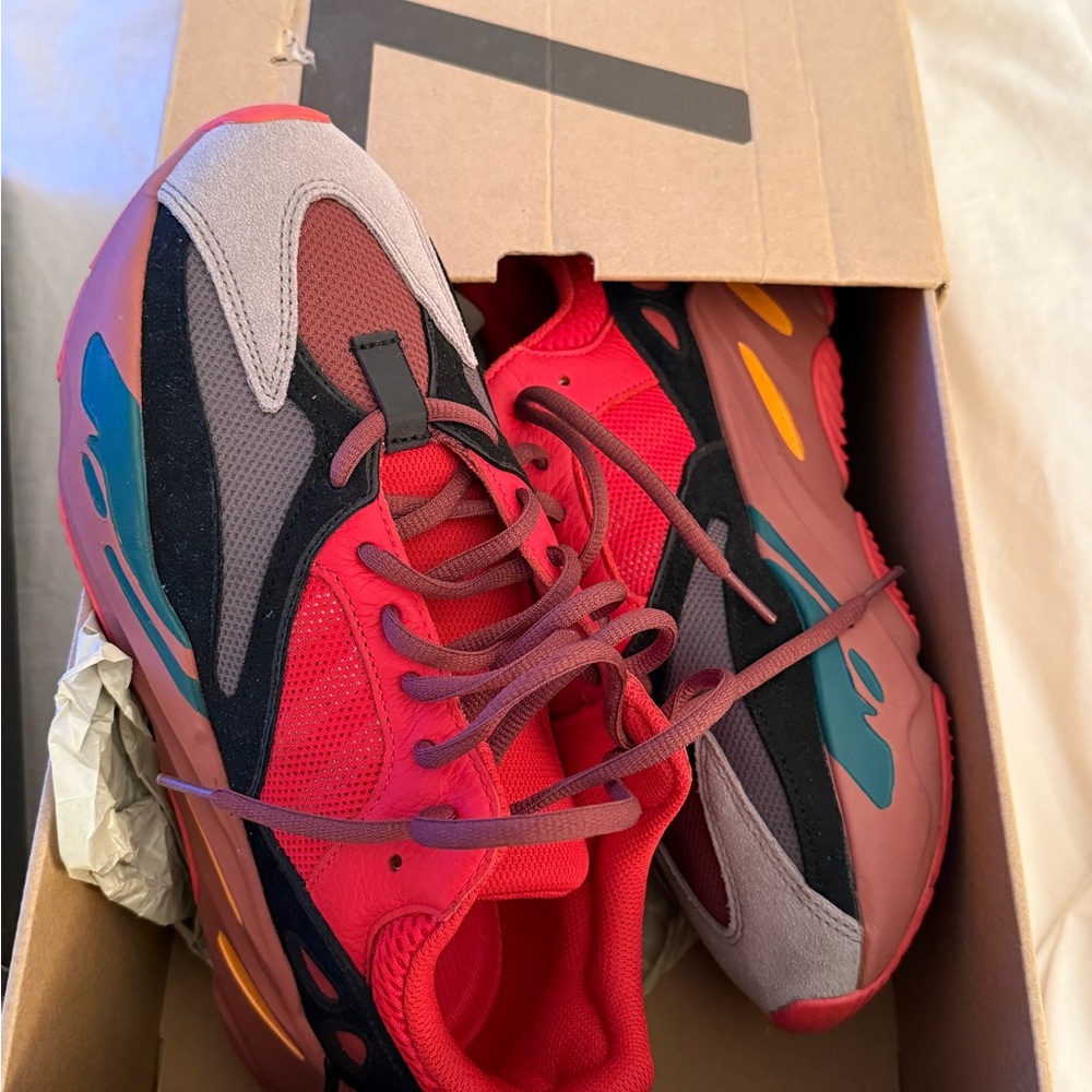Yeezy 700 boost hi-Res 100% Authentic